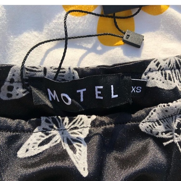 Motel rocks 𝒔𝒌𝒊𝒓𝒕 𝒃𝒖𝒕𝒕𝒆𝒓𝒇𝒍𝒚 SOLD - Picture 2 of 5